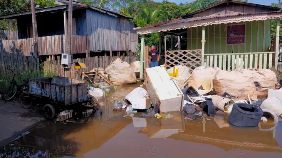 Rio Jamari sobe e alaga casas em bairro de cidade de Rondônia