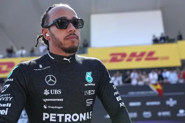 Hamilton abandona entrevista irritado com pergunta sobre a Ferrari