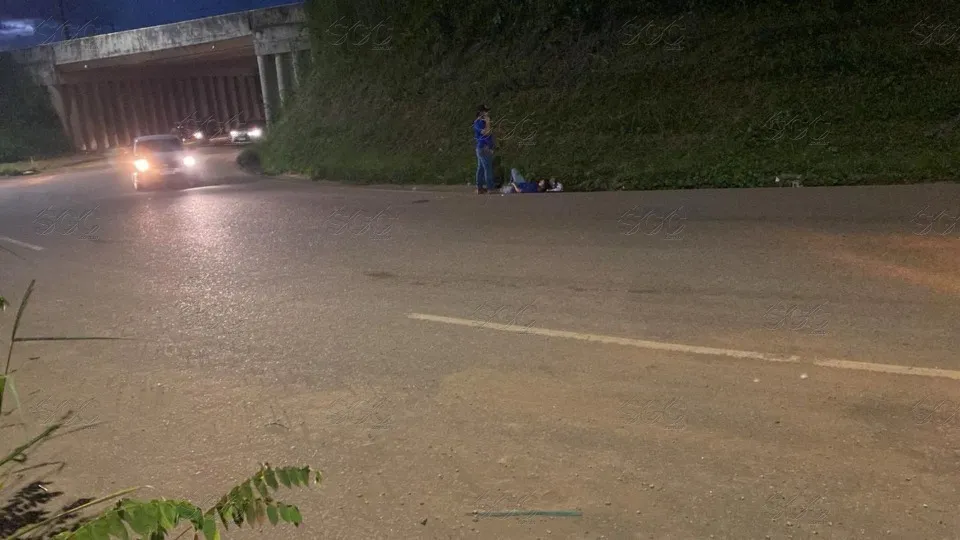 Motociclista cai de moto em viaduto após se assustar com freada de carro