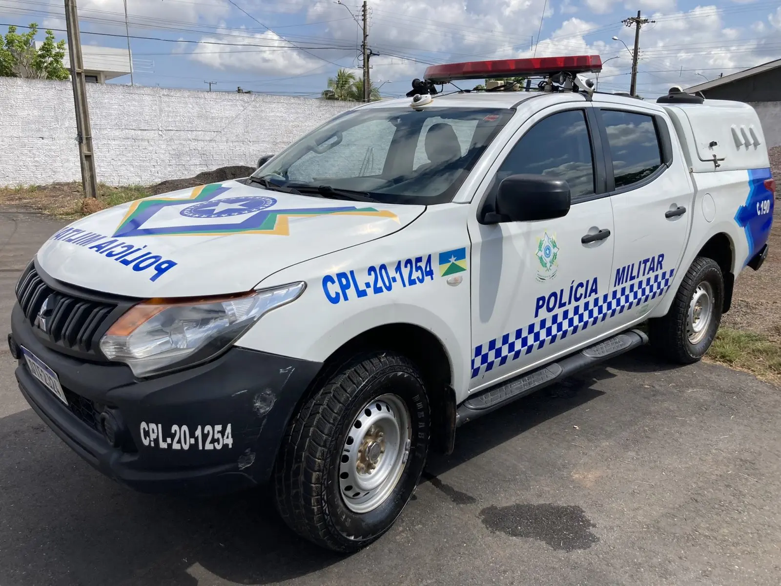 Homens usam uniforme da polícia para sequestrar e roubar duas pessoas; dois veículos são levados
