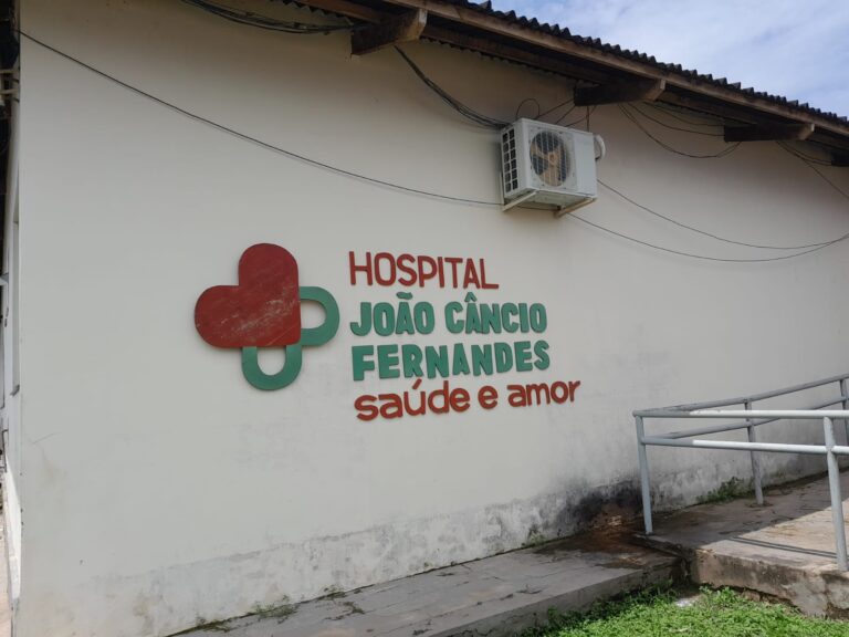 Morador sofre fratura após colisão entre carro e motocicleta no interior do Acre