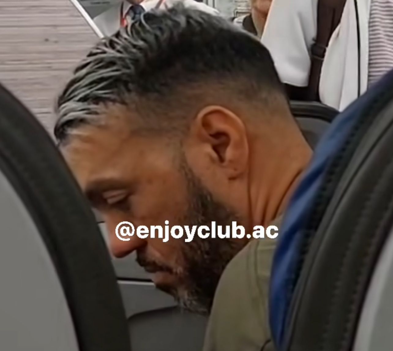Vídeo: Belo embarca rumo a Rio Branco para show no Parque de Exposições; assista