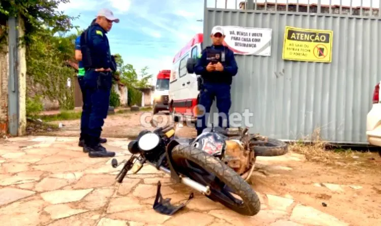 Motociclista colide contra portão de empresa, fica desacordado e vai parar no PS
