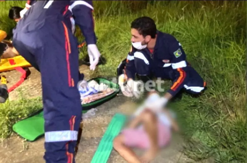 Colisão entre duas motos deixa três pessoas gravemente feridas; criança de 9 anos é uma das vítimas