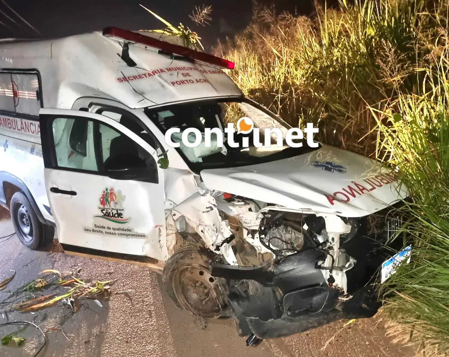 Ambulância capota ao bater em carro onde homem dormia tranquilamente