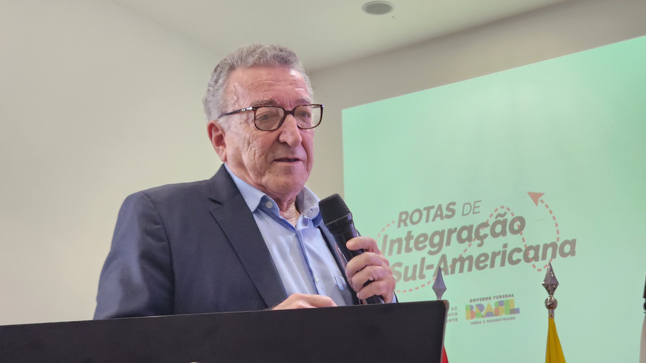 Assuero Veronez defende ligação do Acre com Peru pela Serra do Divisor e entrega documento à Tebet
