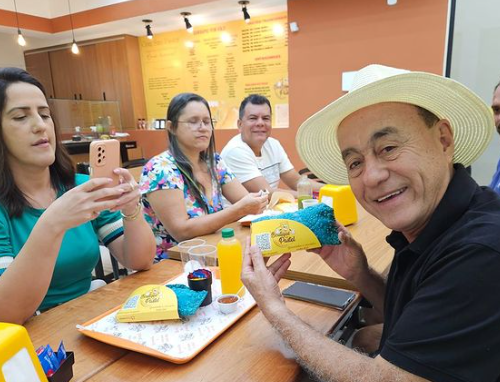 Bocalom prova pastel azul acompanhado da namorada e amigos: “Tudo muito bom”