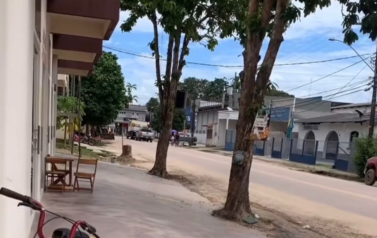 Mulheres contratam carro de som para cobrar dívidas e cena viraliza no Acre; veja o vídeo