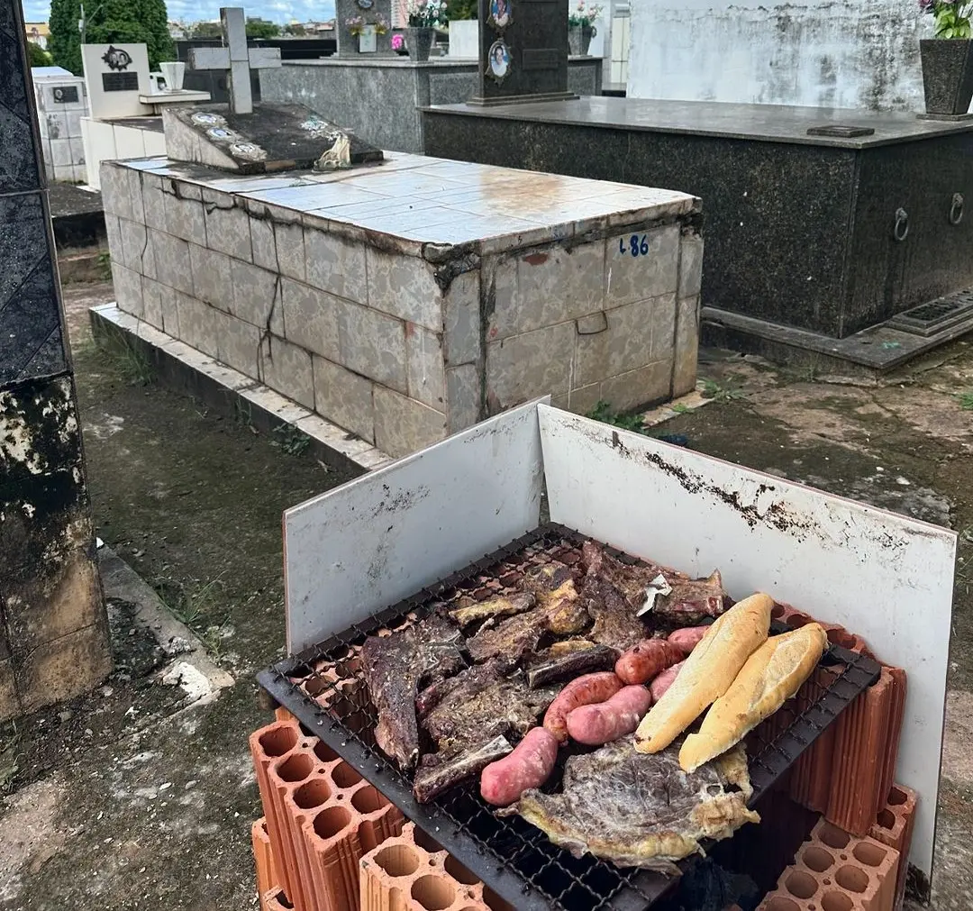De plantão, coveiros fazem churrasco dentro do cemitério em Rio Branco
