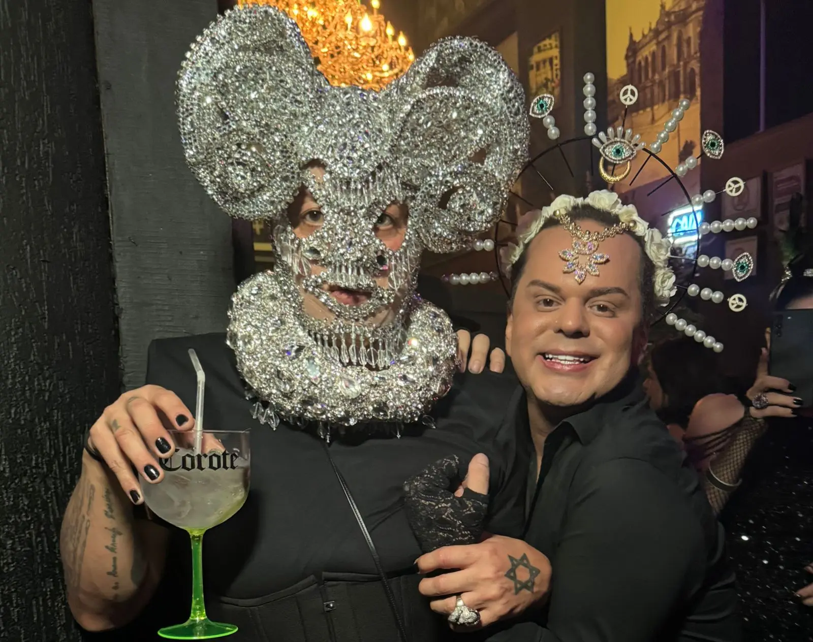 Jornalista Douglas Richer marca presença no baile de aniversário do estilista Walério Araújo em SP; FOTOS