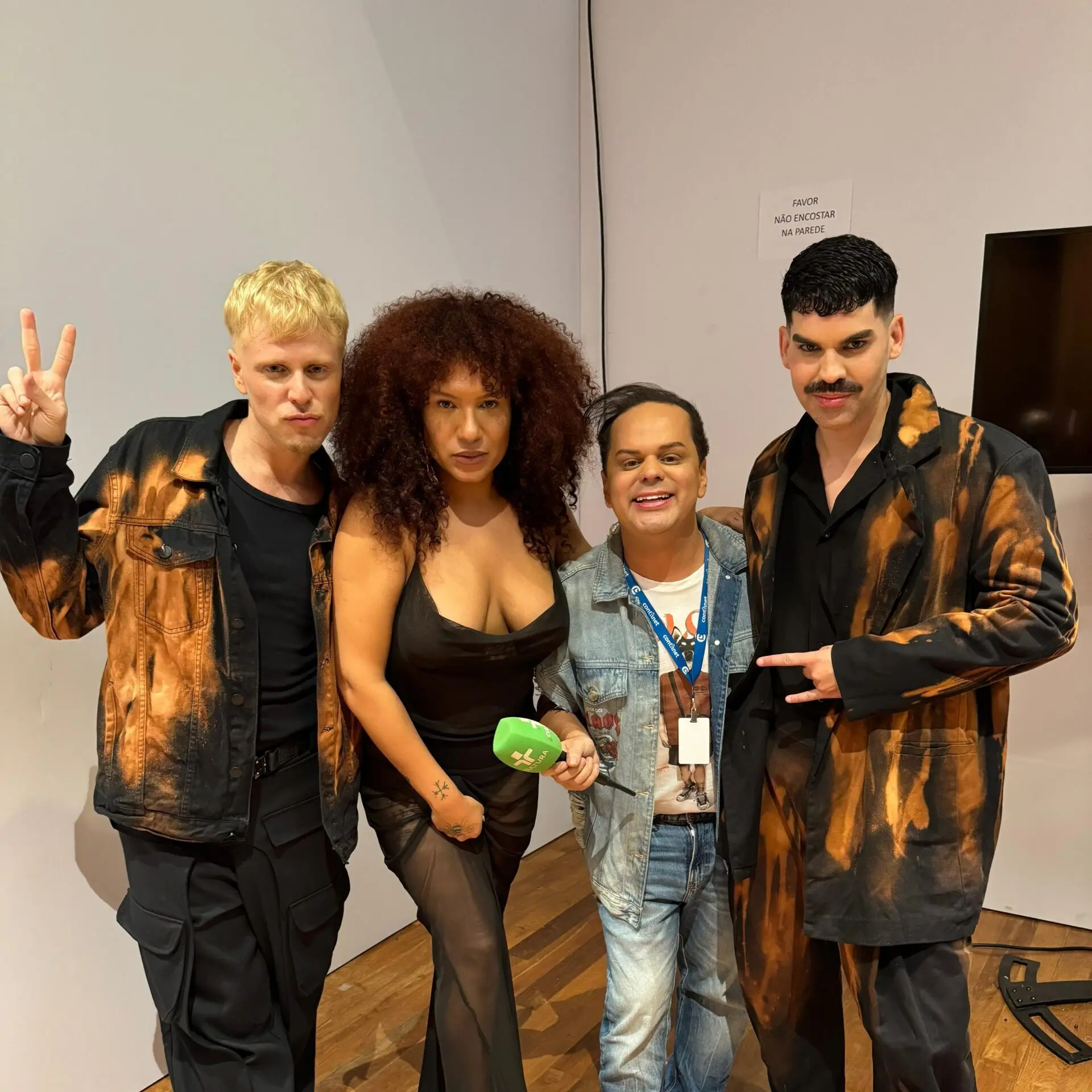 Douglas Richer bomba entre famosos no SPFW; jornalista marcou presença na 3ª noite do evento