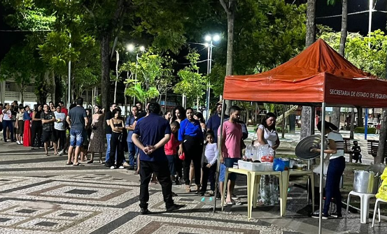 Tacacá gratuito atrai multidão à Praça da Revolução, em Rio Branco; veja o vídeo