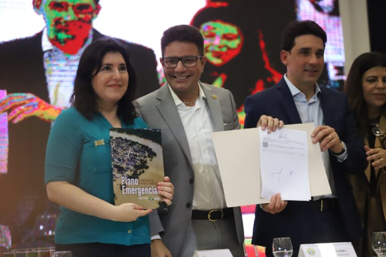 Gladson entrega a ministros pedidos de recursos para construir conjuntos habitacionais e outras obras