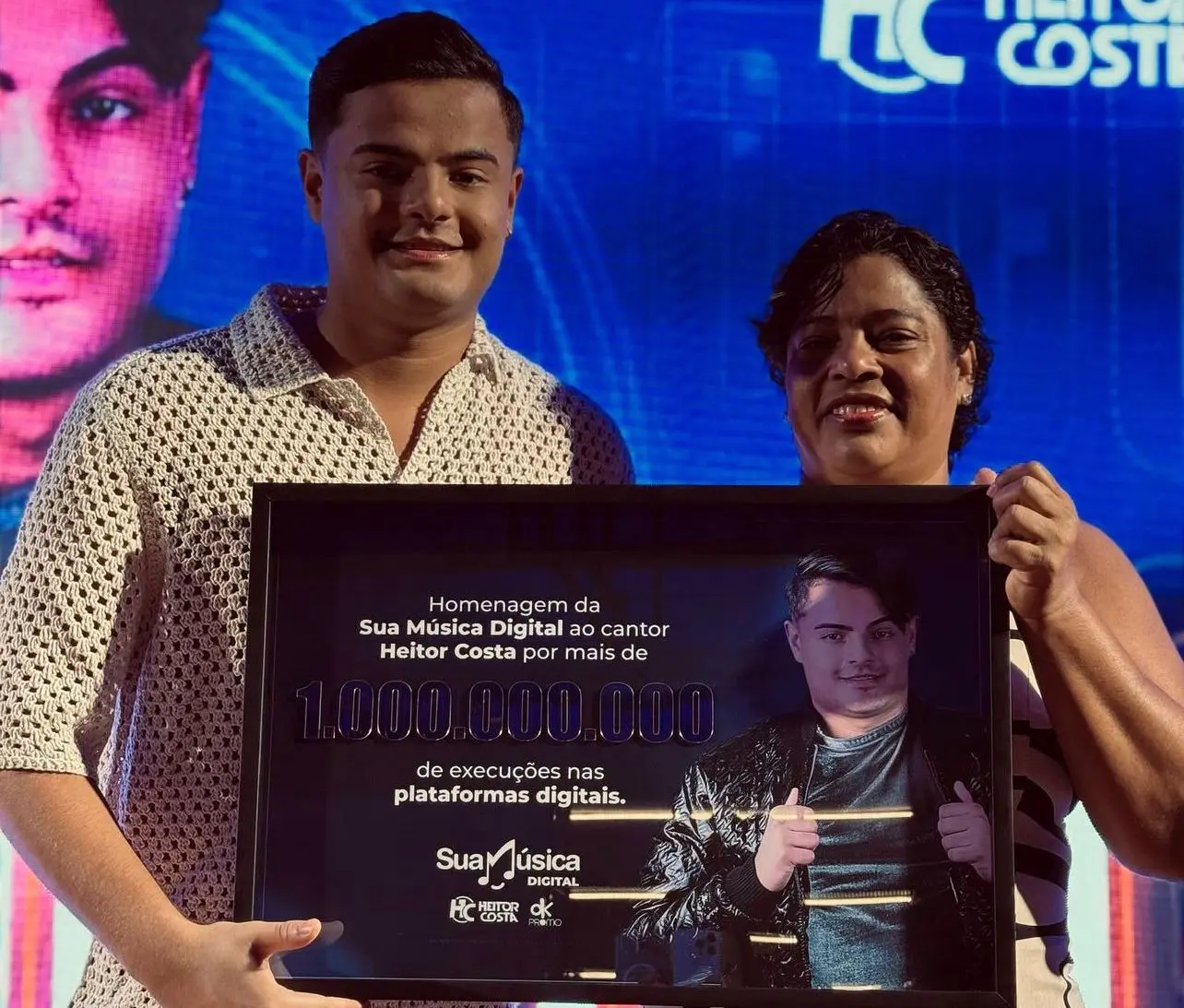 Cantor acreano ganha placa após atingir marca de 1 bilhão de reproduções