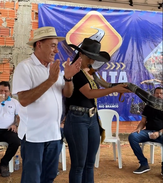 Com berrante, Bocalom anuncia mais uma regional no programa Asfalta Rio Branco; VÍDEO