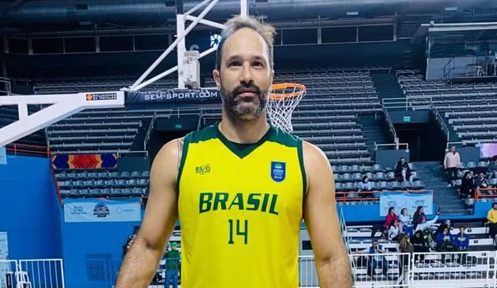Acreano representa o Brasil em disputa final do panamericano de basquete no México