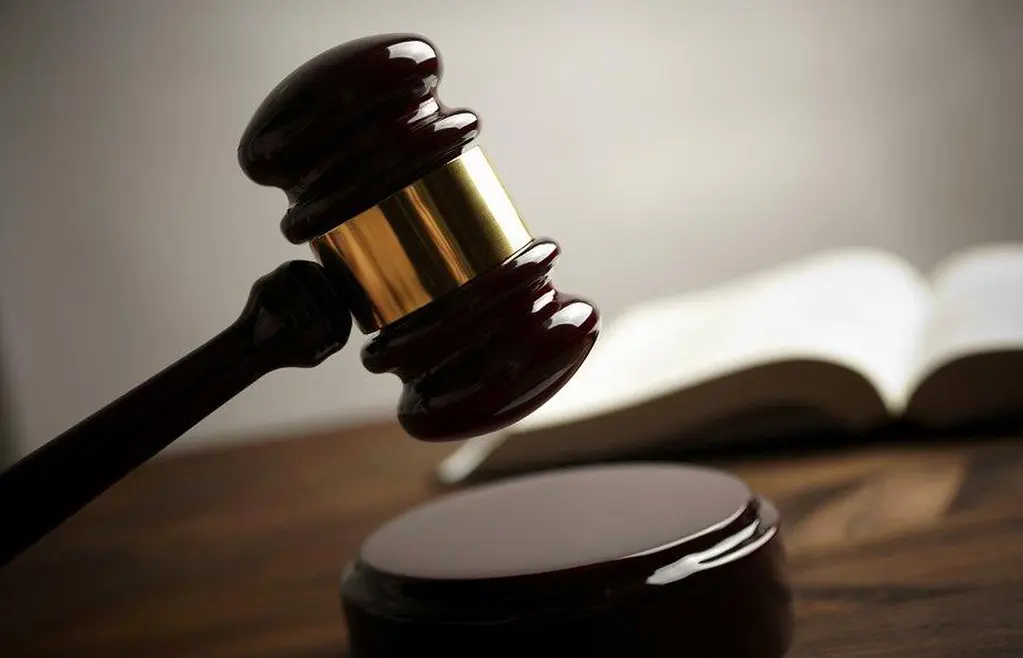 Neto pede suspensão de pagamento de pensão feito pela avó via acordo extrajudicial