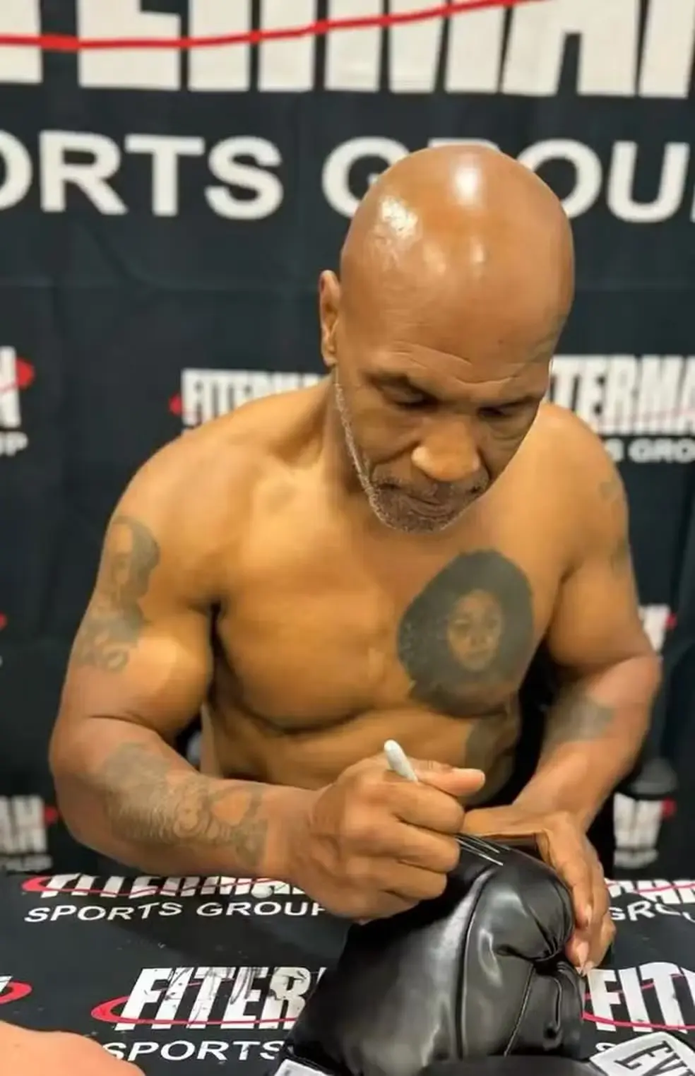 Mike Tyson exibe físico “rasgado” antes de luta contra Jake Paul