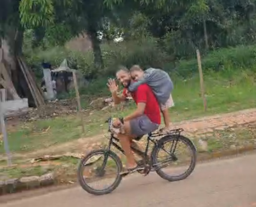 Vídeo mostra pai carregando filho em uma bicicleta, abraçados: “Felicidade mora nas miudezas”