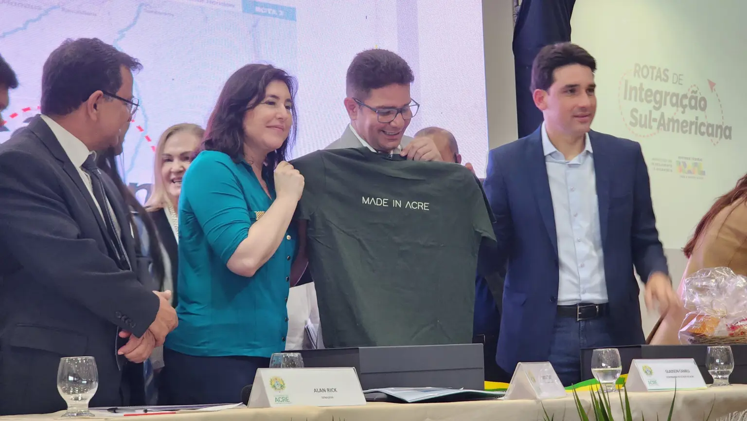 Tebet ganha presentes de Gladson e diz que vai experimentar Baixaria, prato típico do Acre