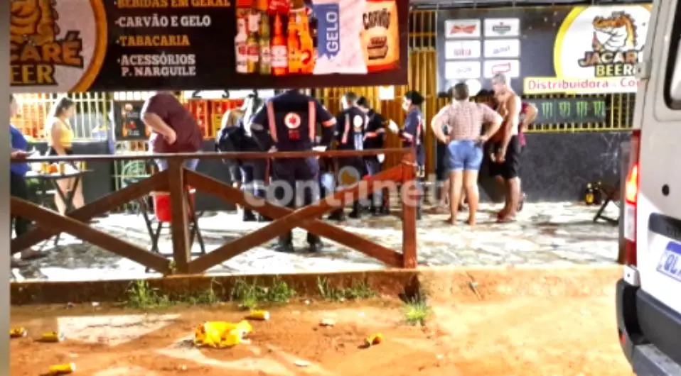 Violência sem fim: homem que foi a bar se divertir com a esposa é esfaqueado por peruano