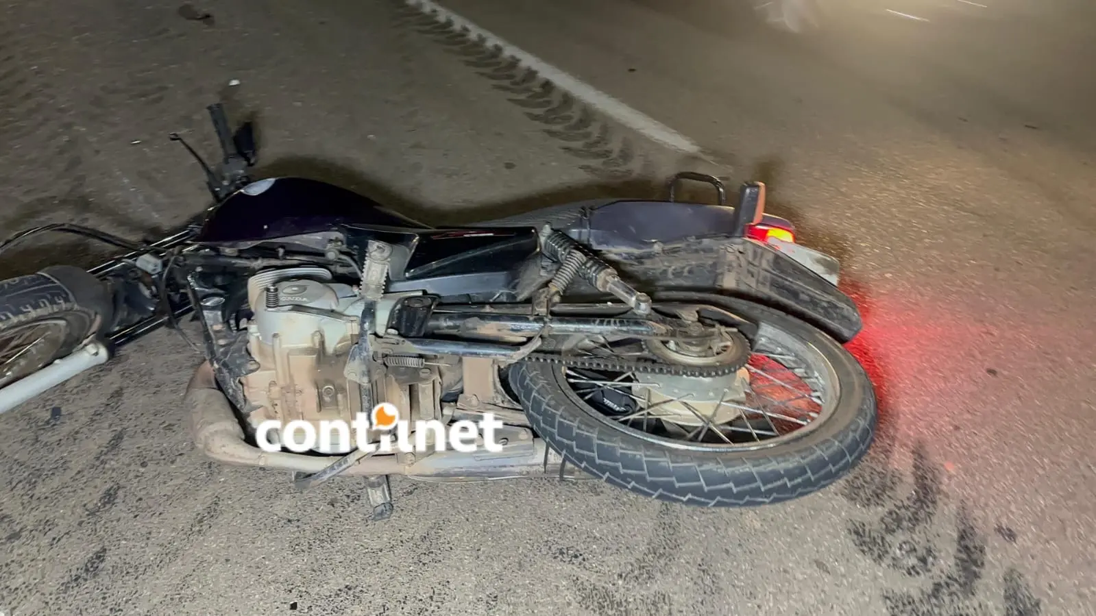 Motociclista se distrai ao olhar para acidente e bate em placa de obras em Rio Branco