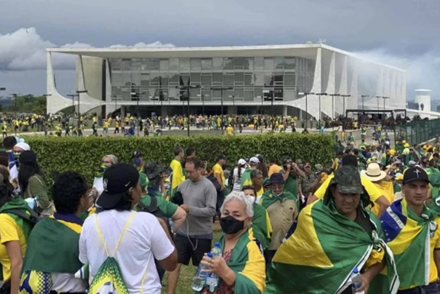 8/1: condenados violam tornozeleira e fogem do Brasil; veja quem são