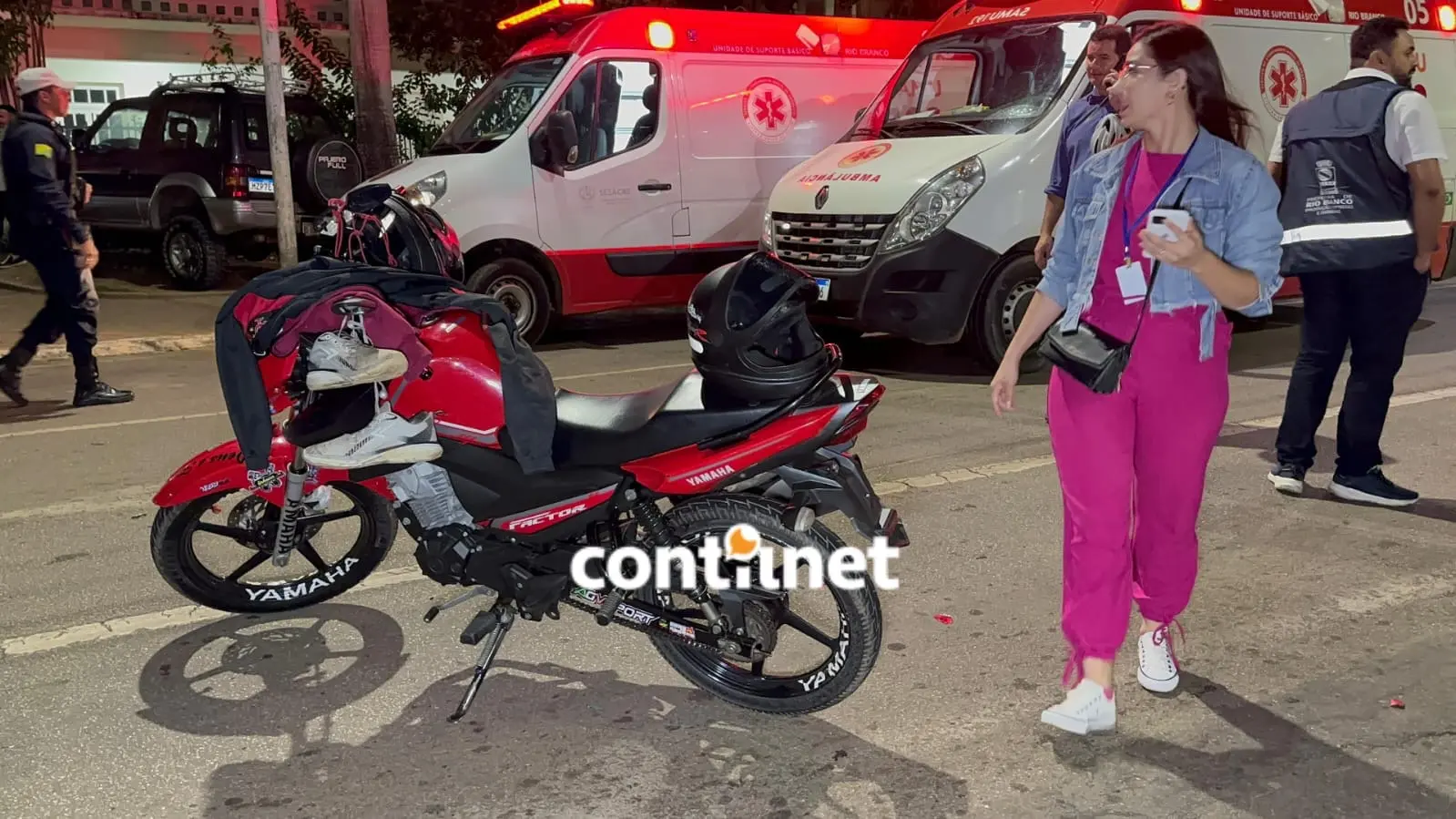 Homem em situação de rua pula na frente de moto e causa grave acidente; três vão parar no PS