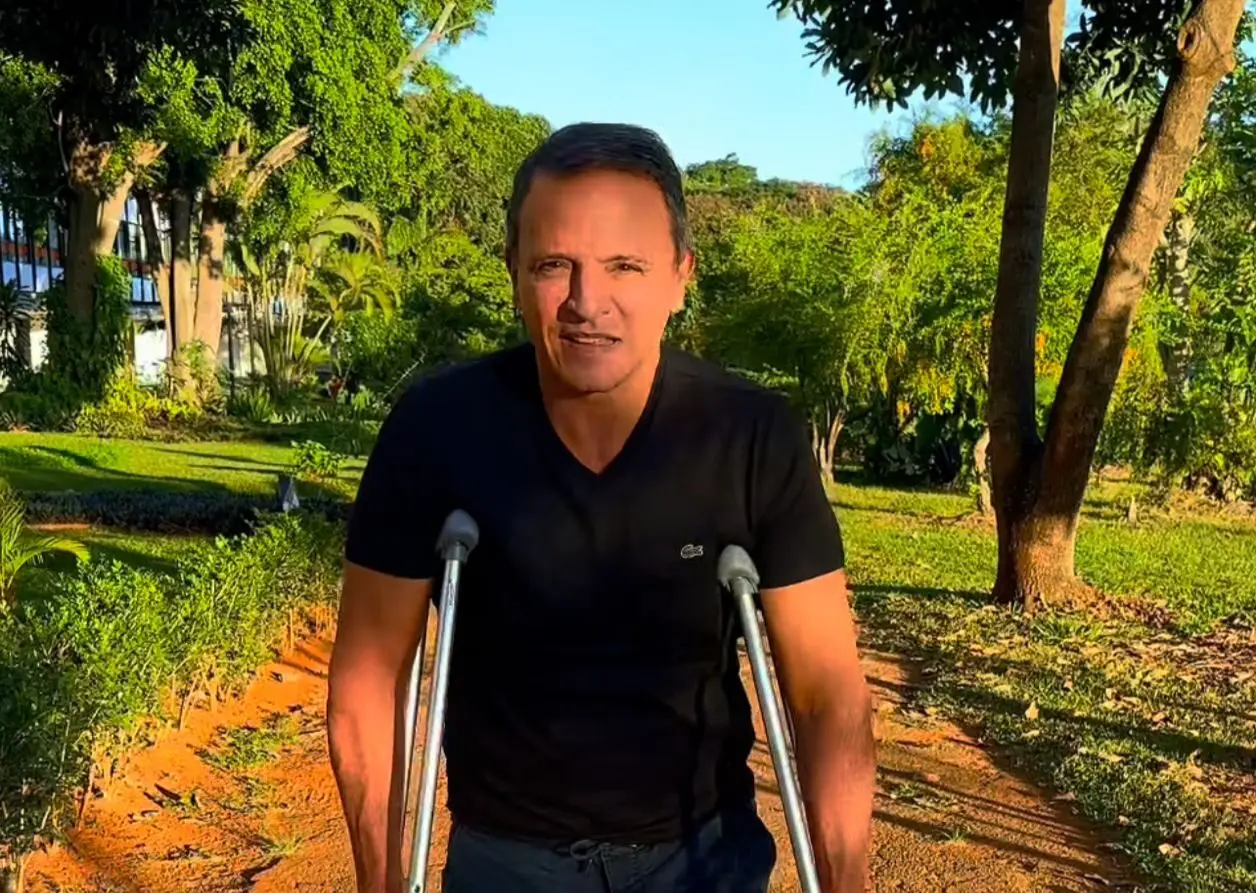Após cirurgia, Bittar aparece de muletas e diz que sonha em correr maratona; VÍDEO