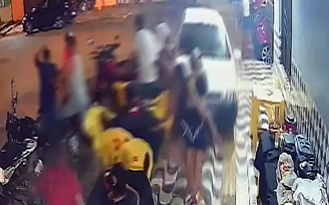 Vídeo mostra homem embriagado atropelando pessoas em bar em Rondônia
