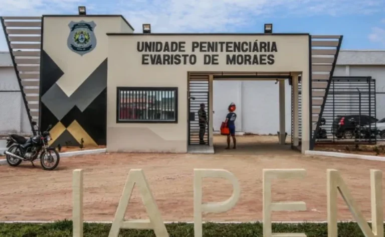 Criminosos jogam celulares por cima de muro de presídio no Acre; polícia consegue interceptar