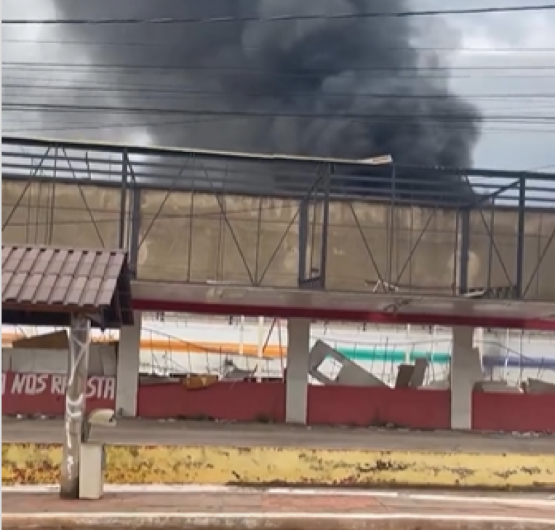 VÍDEO: incêndio é registrado em local onde funcionava Supermercado Gonçalves, em Rio Branco