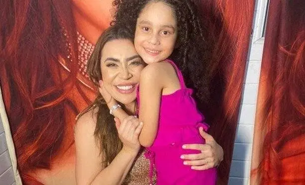 Conheça Laura Oliveira, a moradora da Cidade do Povo que roubou a cena no show de Naiara Azevedo