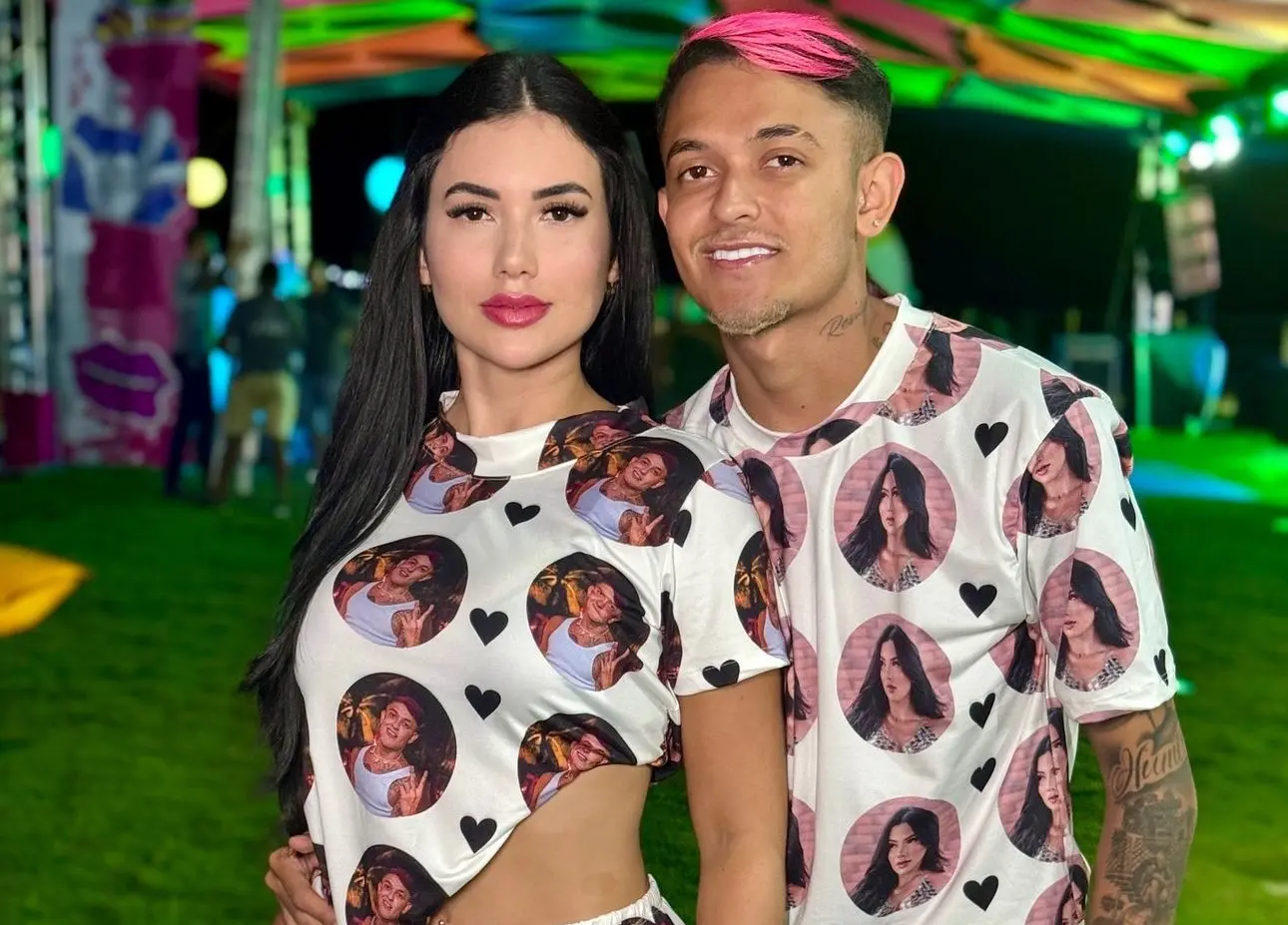 Rogéria Rocha e Cremosinho combinam pijamas personalizados na estreia do reality em Fortaleza; VEJA FOTO e VÍDEO