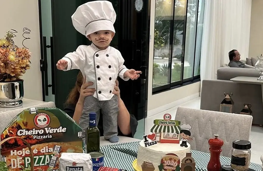 Vestido de pizzaiolo, filho de empresários comemora 10 meses com festa íntima; FOTOS