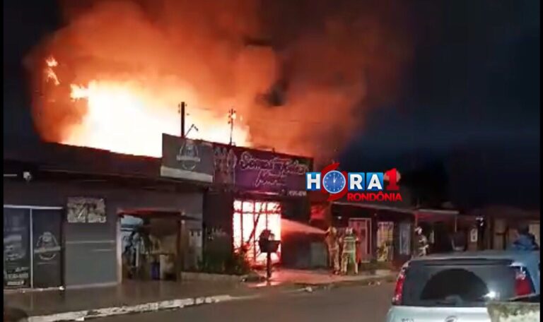 Estabelecimento Ă© destruĂdo durante incĂȘndio na zona leste de Porto Velho