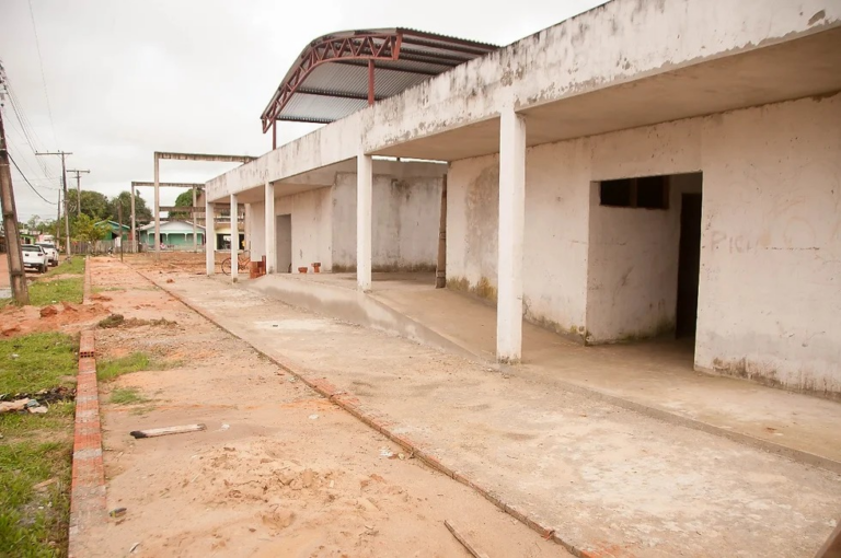 Mulher de 38 anos é encontrada morta em praça pública; polícia investiga o caso