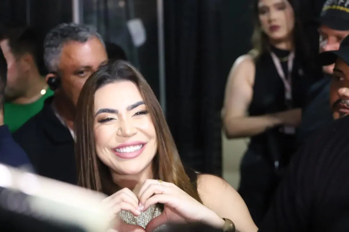 Naiara Azevedo dá palhinha de música nova e convida Gladson para dançar em palco; VÍDEO