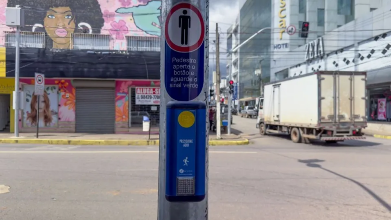 Semáforos inteligentes com sinais sonoros para PCDs são instalados