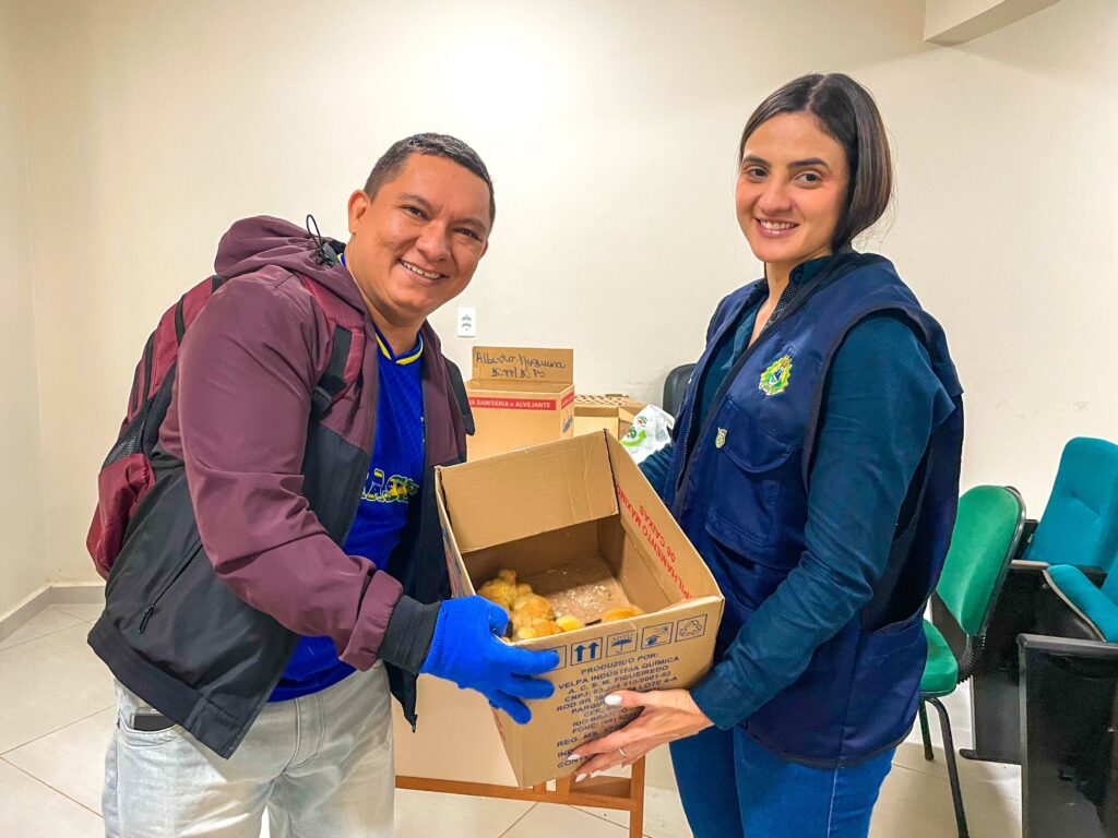 Secretaria de Agricultura entrega pintos caipiras a produtores rurais de quatro municípios