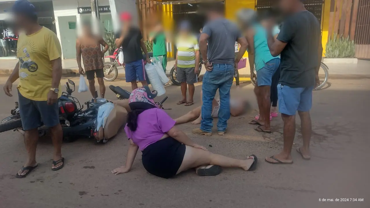 Motos se chocam em saída de supermercado e motoristas são arremessadas