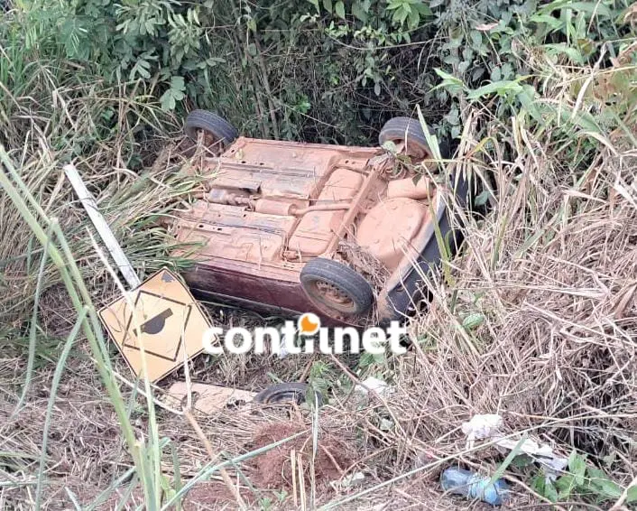 Após bater em quebra-molas, carro capota em rodovia e família fica ferida; FOTOS