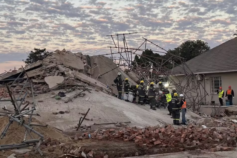 Queda de prédio em construção deixa 4 mortos e dezenas de operários presos na África do Sul