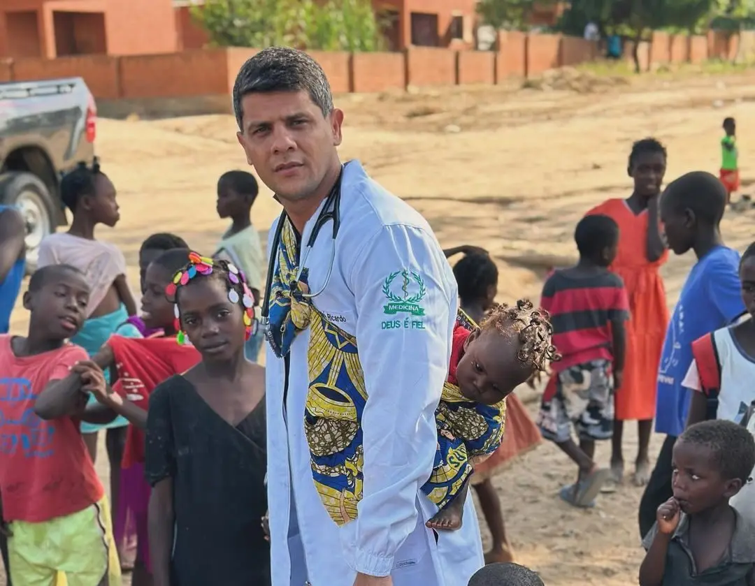 Conhecido por pregar em hospitais, médico acreano começa missão humanitária na África