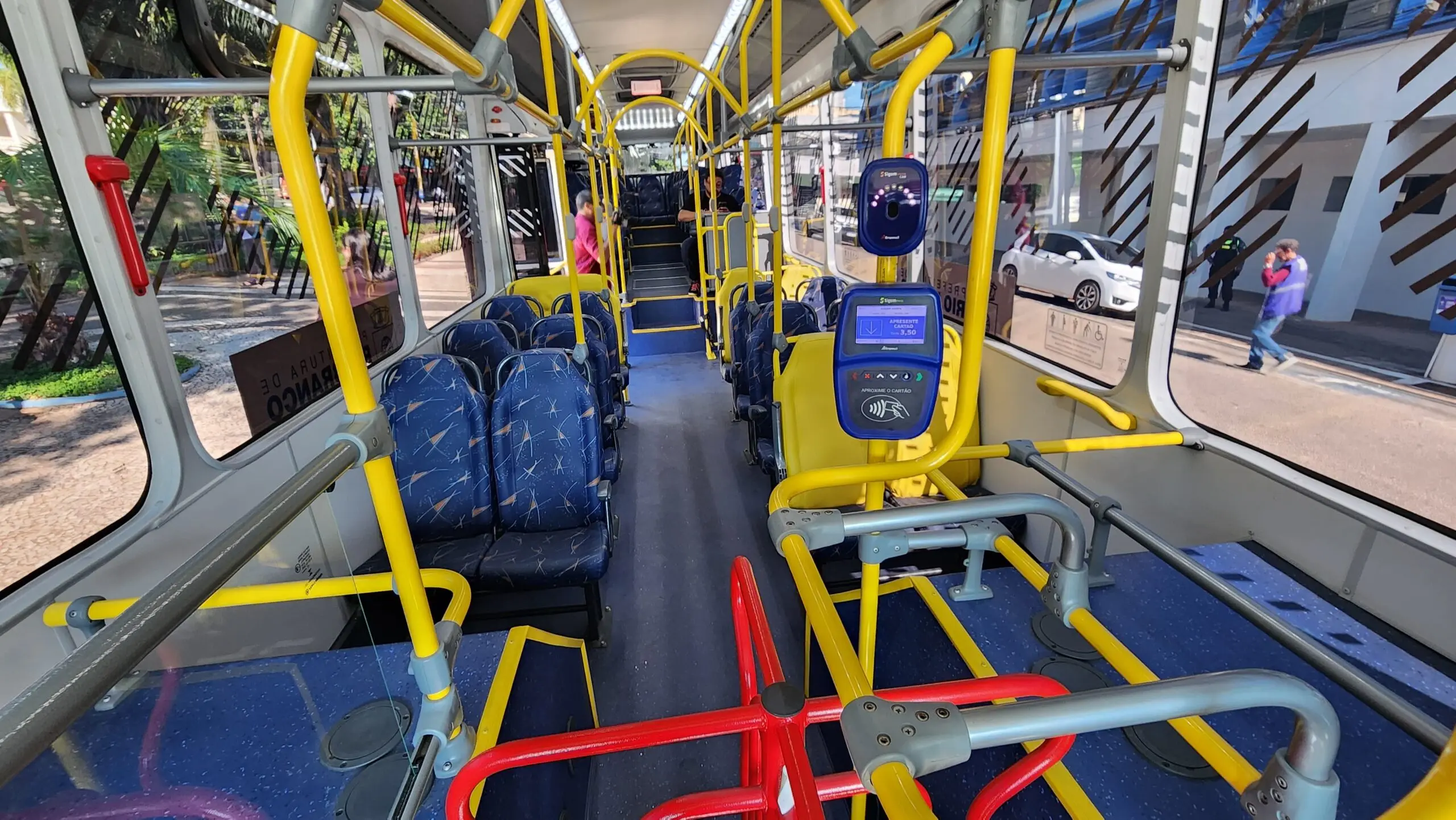 Avaliado em R$ 4 milhões, Bocalom apresenta primeiro ônibus elétrico a rodar em Rio Branco