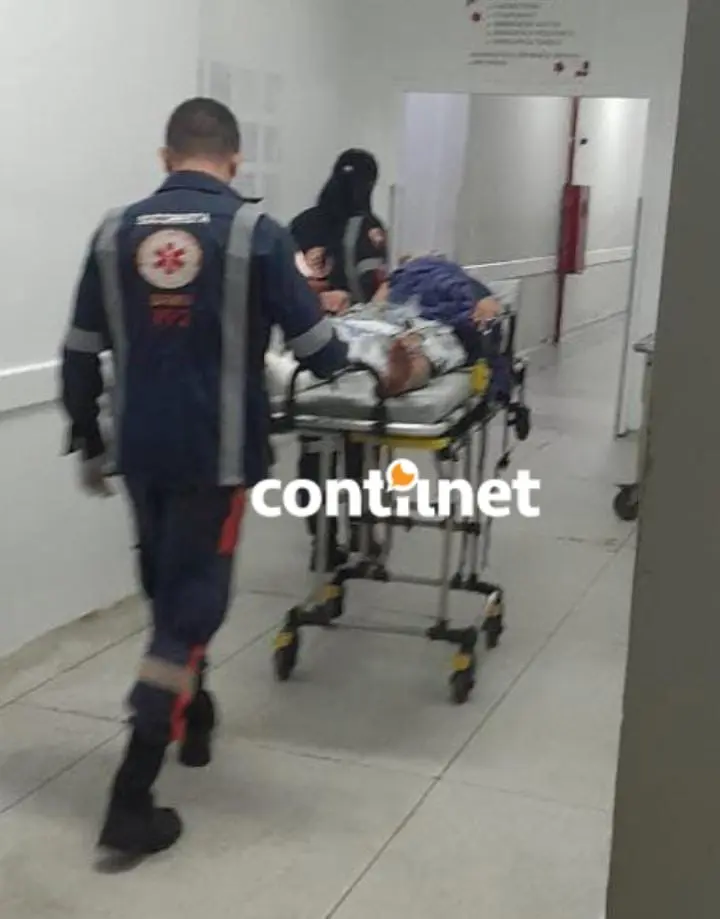 Após sair com namorada, jovem encontra 7 pessoas armadas em sua casa e acaba baleado