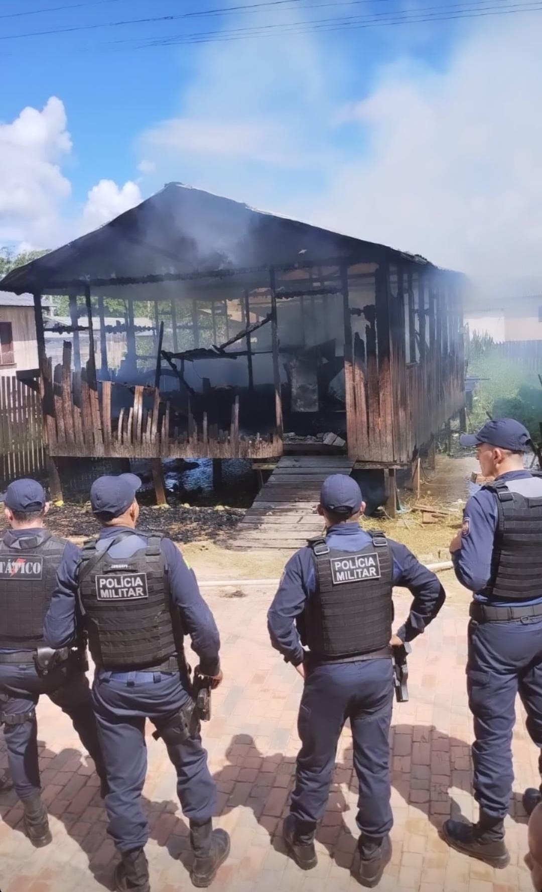 Casa fica destruída após incêndio em Tarauacá e assusta moradores