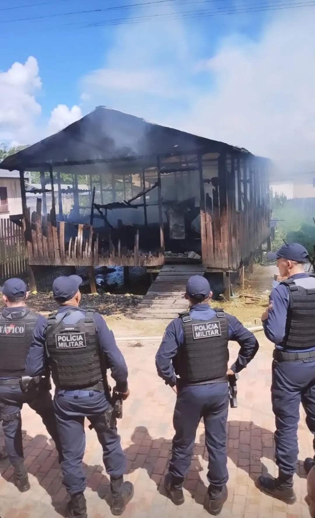 Casa fica destruída após incêndio em Tarauacá e assusta moradores