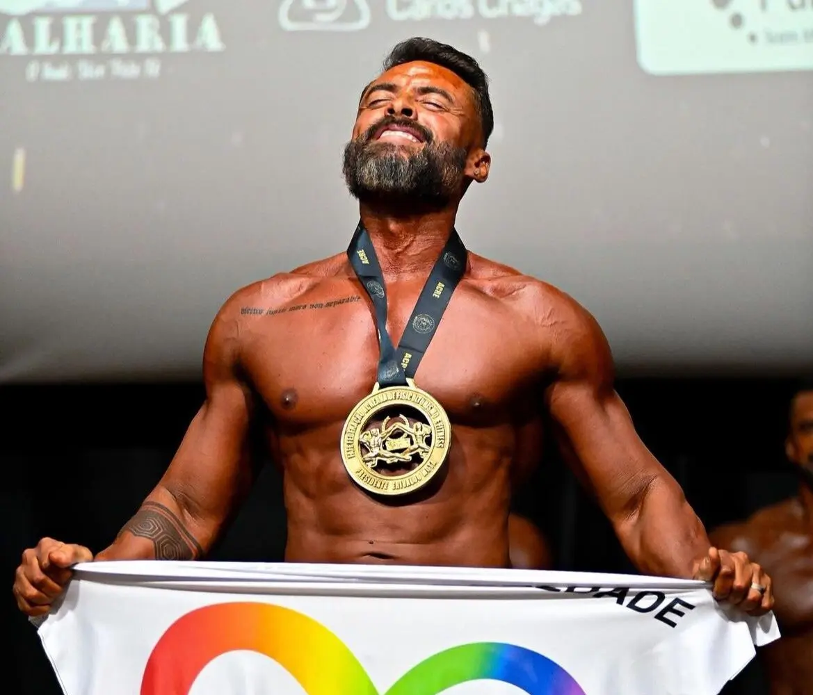 Em competição de fisiculturismo, pai de filho autista levanta bandeira da neurodiversidade