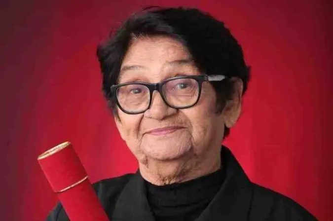Aos 90 anos, ex-professora segue estudando para se manter ativa